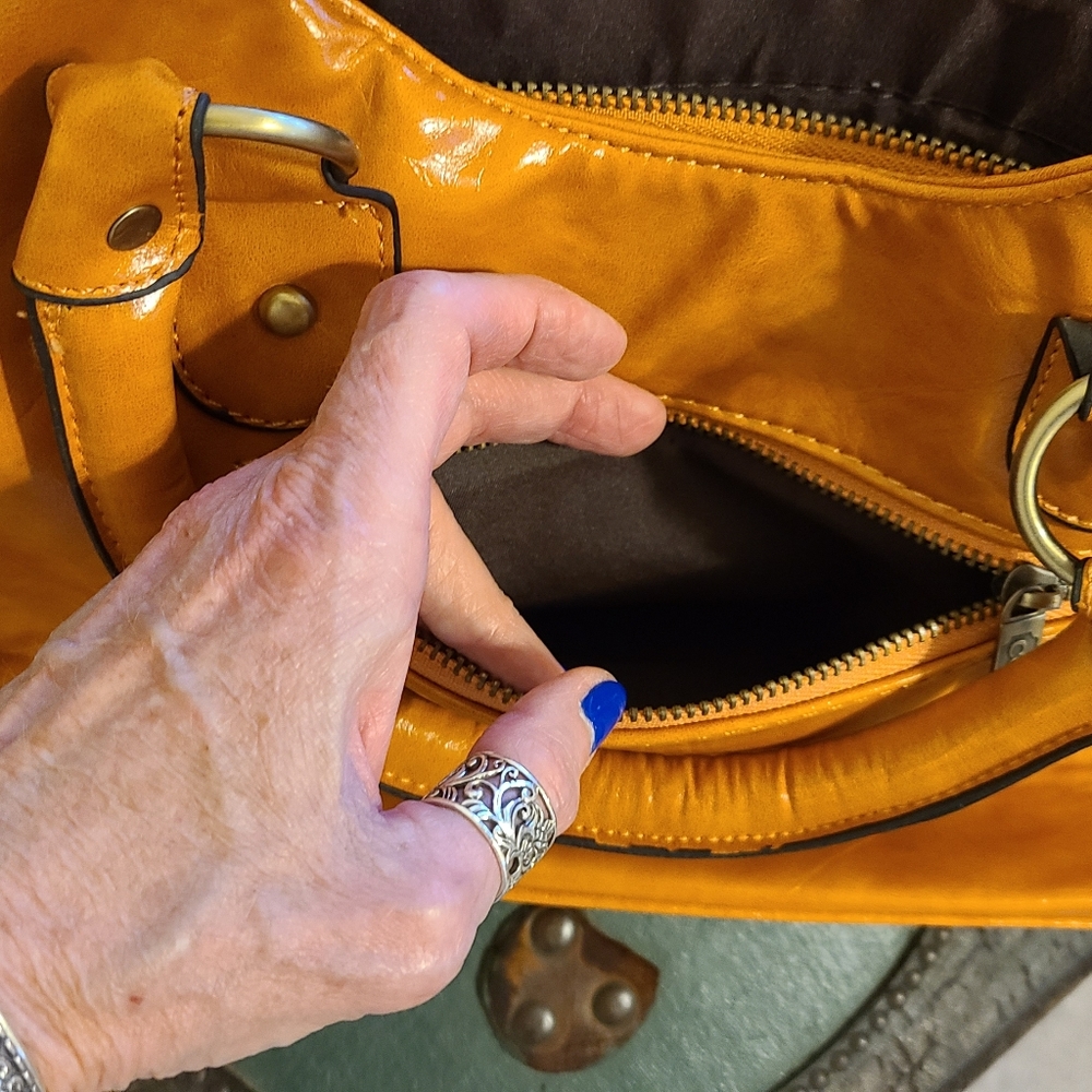 Coach-like Purse - Picture 5 of 9